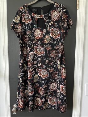 Alyx Black Floral Keyhole Shift Dress with Red and Cream Accents. Size Large L